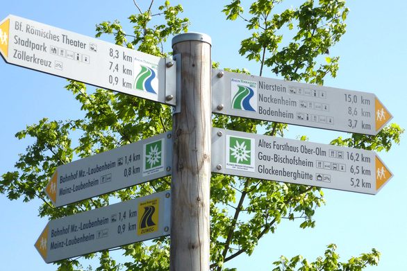 Wegemarkierung am RheinTerrassenWeg, Abzweig "Kleiner Mainzer Höhenweg".