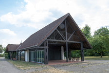 Bildergalerie "Friedhöfe - Mainz-West" Natürlich offen: Holz und Glas prägen den Charakter der Trauerhalle.