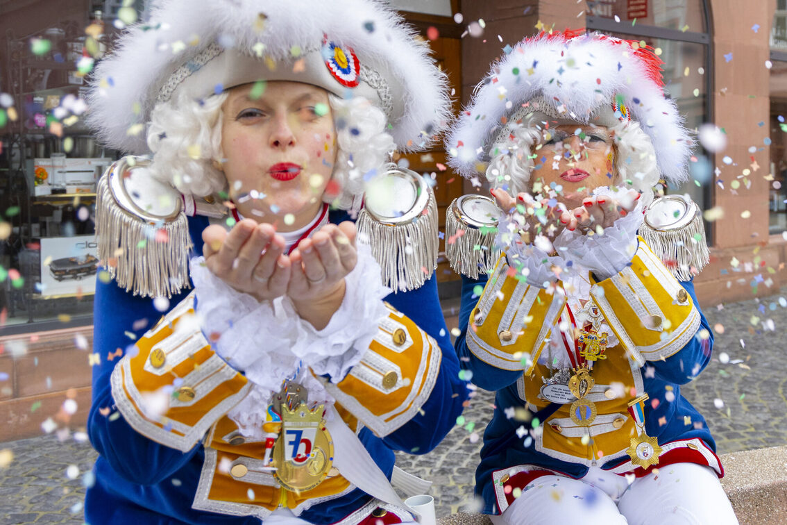 Zwei Gradistinnen, die Konfetti werfen
