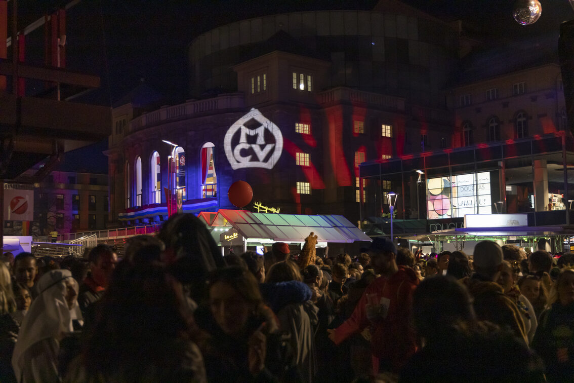 Rosenmondnacht vor dem Staatstheater