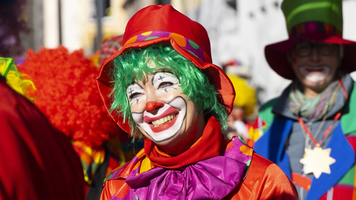Clownskostüm am Rosenmontag