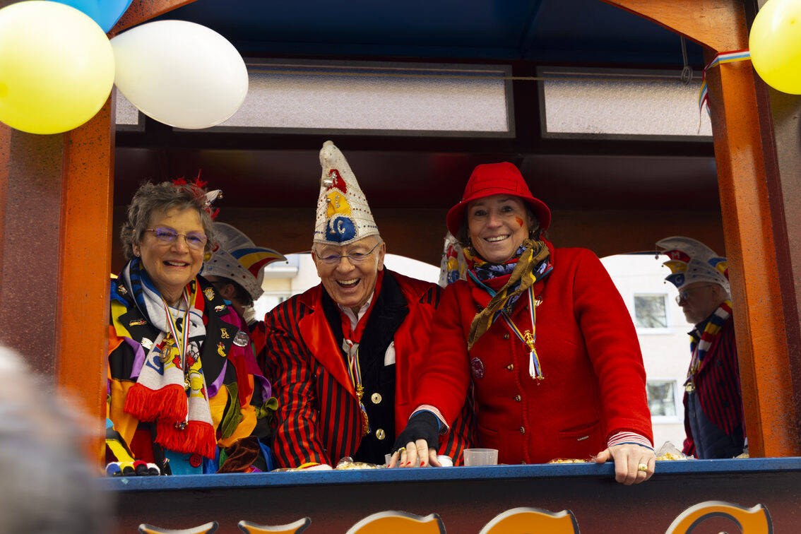 Vereinsmitglieder auf einem Motivwagen