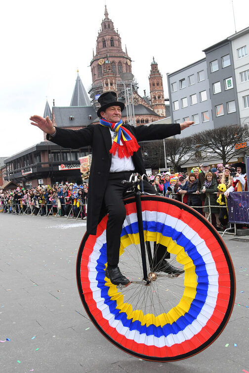 Einradfahrer vor dem Dom
