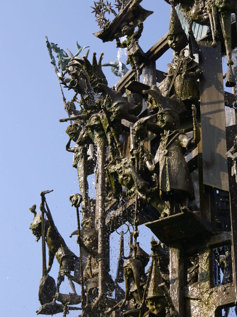 Details des Fastnachtsbrunnens vor strahlend blauem Himmel