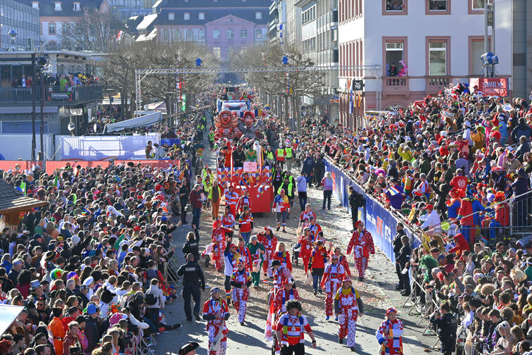 Rosenmontagszug auf der Ludwigsstraße