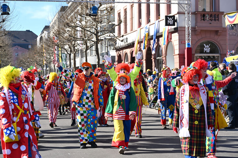 Närr:innen als Clowns verkleidet auf dem Rosenmontagszug