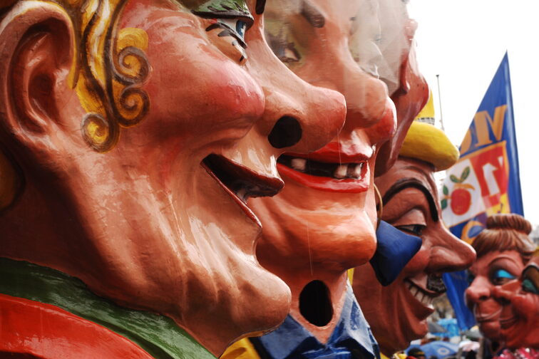 Nahaufnahme von vier Meenzer Schwellköpp