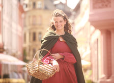A city guide wearing a historical robe in the Old Town of Mainz.