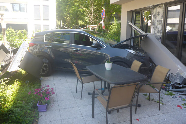 مركبة مدمرة أمام جدار المنزل.