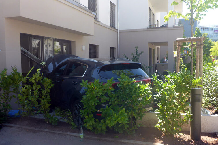 مركبة حادث على الشرفة.