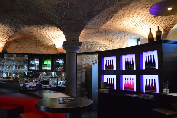 Die Bar verbreitet Launch-Atmosphäre und inszeniert die Weinflaschen wie in einem Schaufenster.