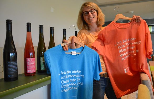 Sprüche gibt es im Weingut Eva Vollmer nicht nur auf Weinetiketten, sondern auch auf der eigenen T-Shirt-Kollektion