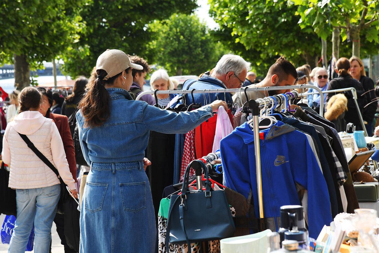 Krempelmarktbesucher am Rheinufer