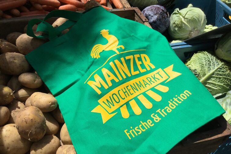 Einkaufsbeutel aus Stoff mit dem Logo des Mainzer Wochenmarkts.