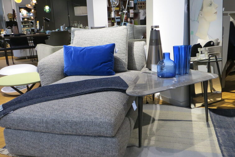 Graues Sofa mit blauer Dekoration