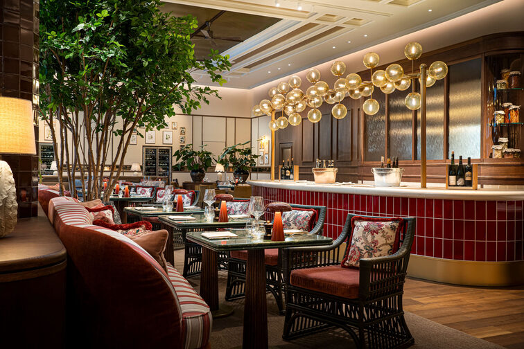 Widok na bar i stoliki w restauracji Brunfels