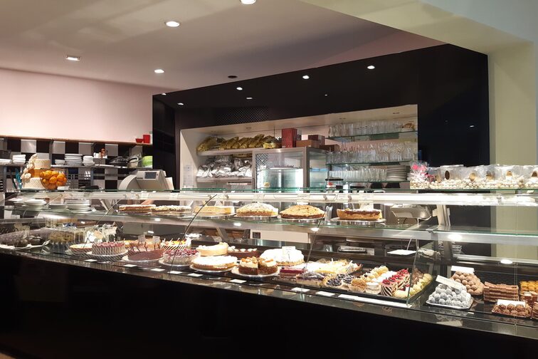 Lungo bancone della caffetteria