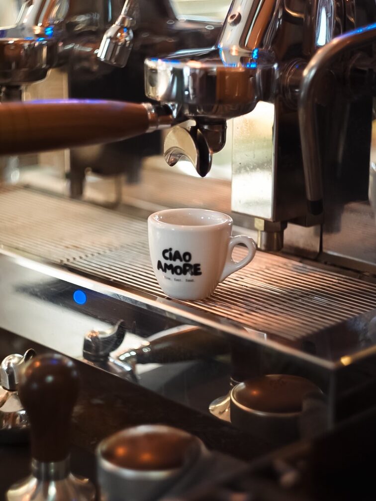 Eine Espressotasse steht auf einer Siebträgerkaffeemaschine