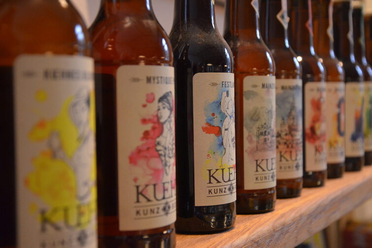 Beer bottles with colorful labels from the Kuehn Kunz Rosen brewery
