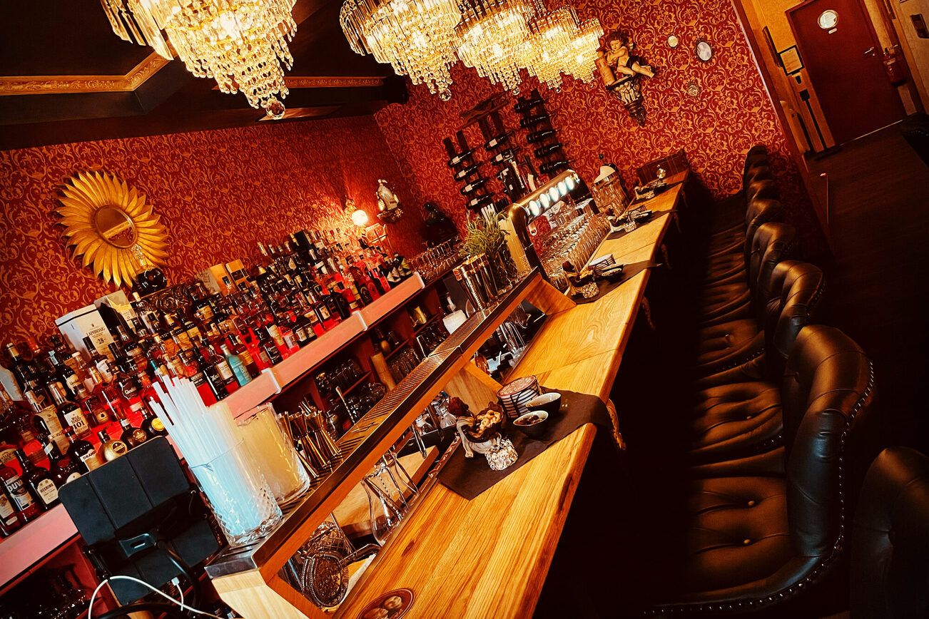 Aufnahme der Rheinhattan Bar, die den Thresen zeigt