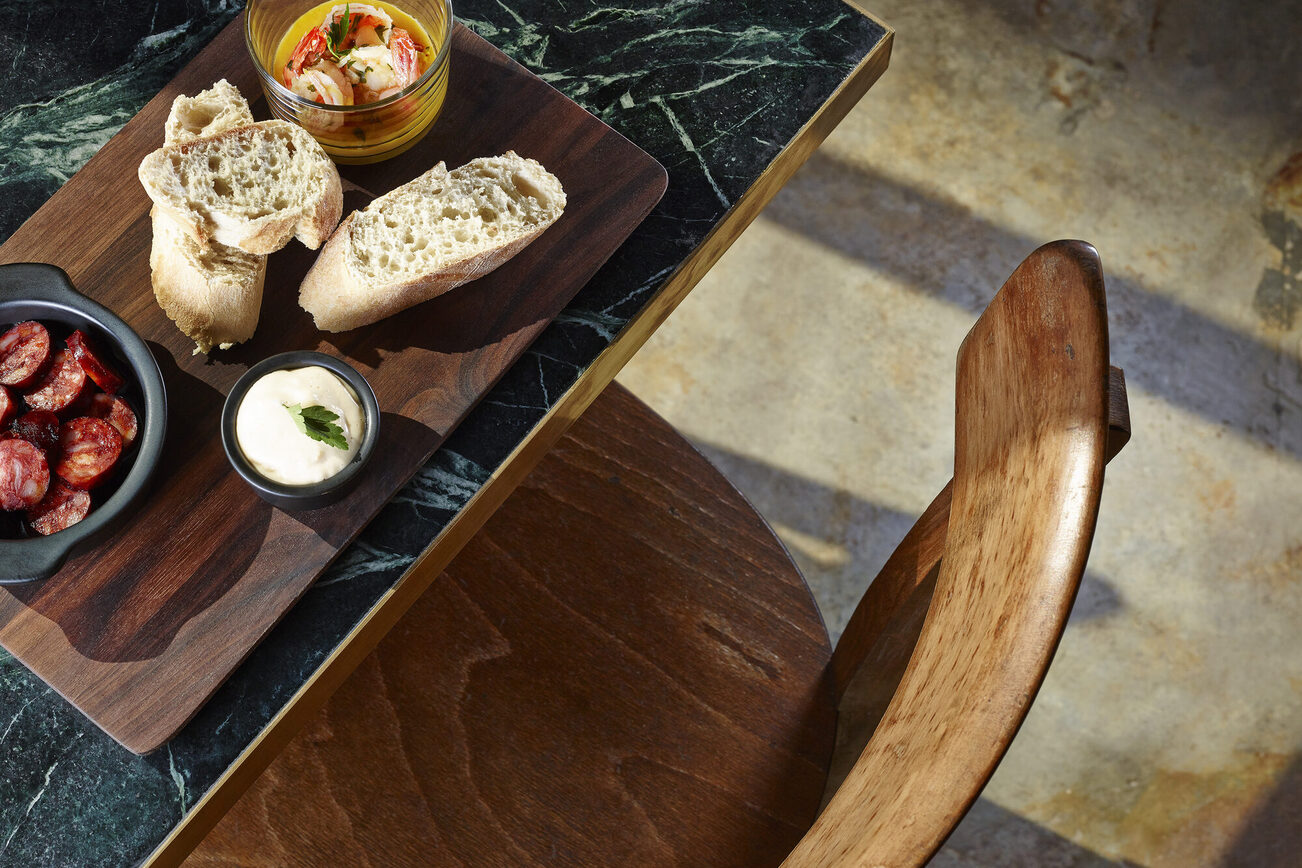 Tapas na stole w salonie 3SEIN