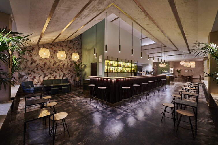 Widok na salon z długim barem