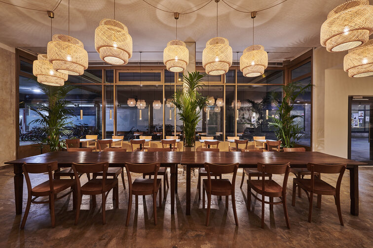 Stół z dużymi lampami w salonie 3SEIN