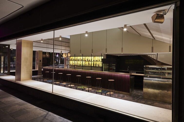 Salon z zewnątrz z dużym oknem