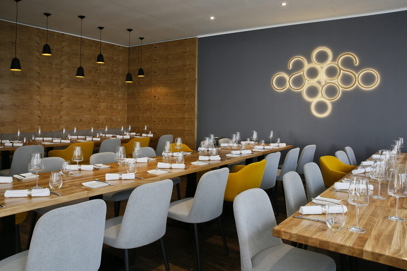 Elegantly designed restaurant area in Steins Traube. 18 |