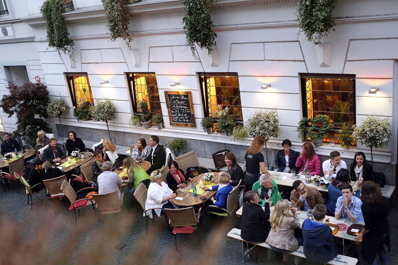 Gemütliches Schoppen-Genießen "uff de Gass" vor dem Weinhaus Michel
