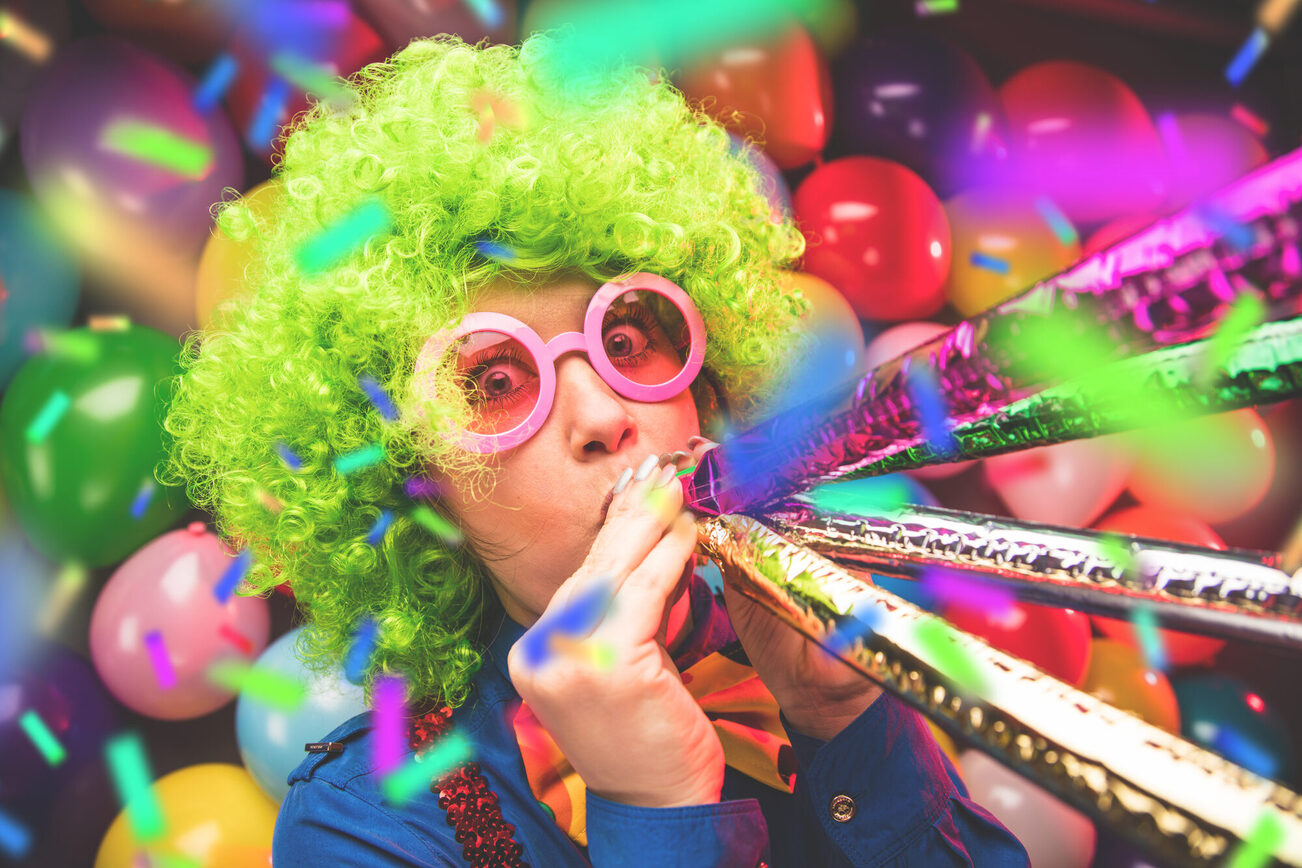 Portät einer mit grüner Perücke und Brille verkleideten Person