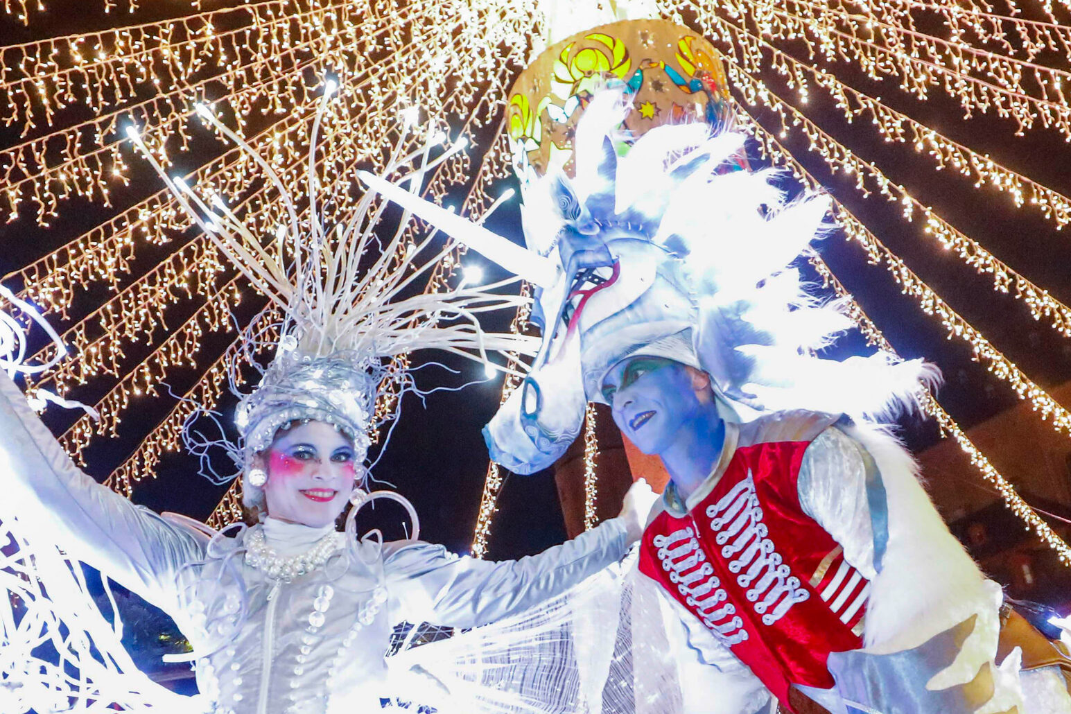 Lichterzelt über dem Marktplatz.