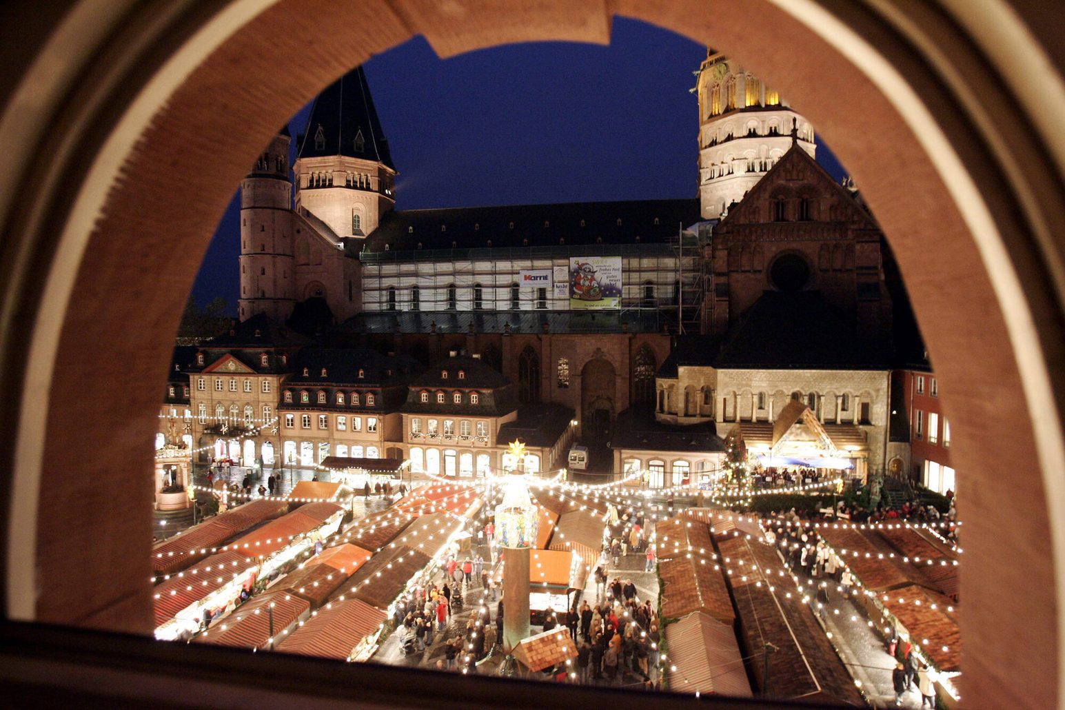 Lichterzelt über dem Marktplatz von oben mit Blick auf den Dom.
