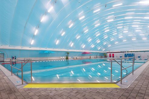 Innenansicht des Hallenbads in Mombach