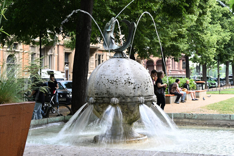 Fischtorbrunnen mit Menschen im Hintergrund