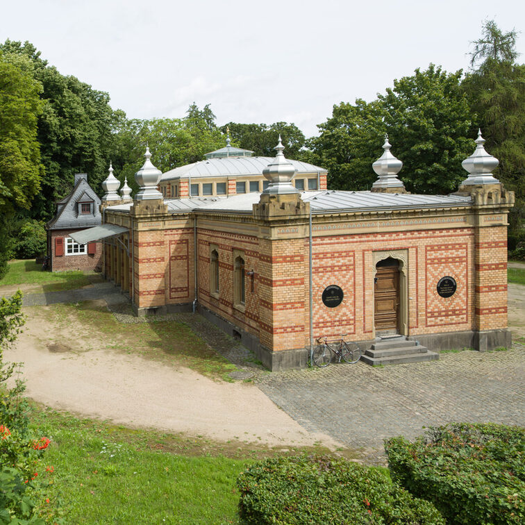Außenansicht der Trauerhalle auf dem Neuen Jüdischen Friedhof