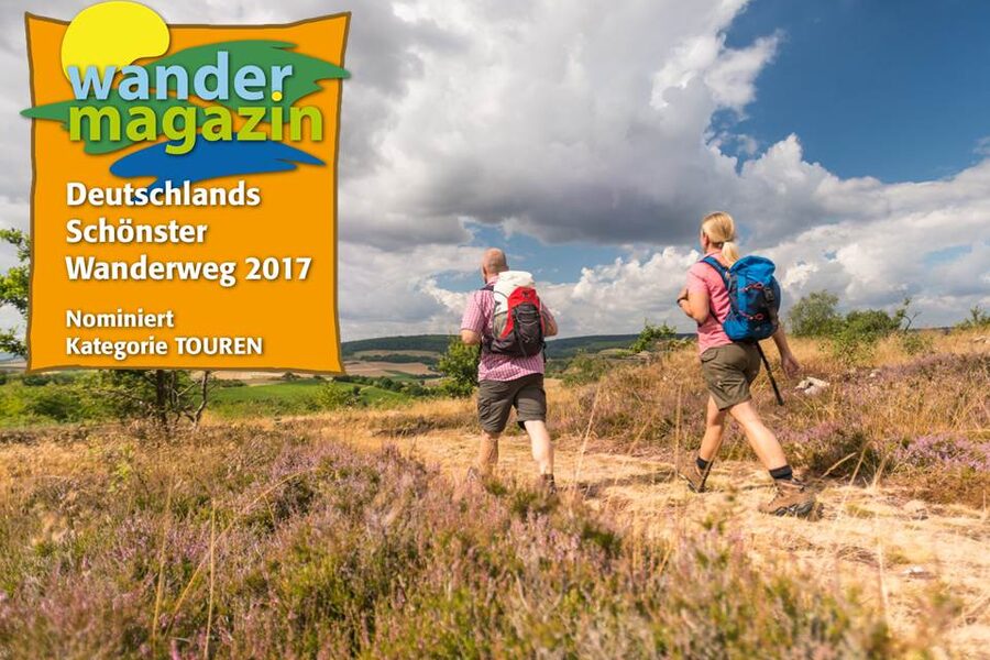 Zwei Wanderer auf dem rheinhessischen Prädikatsweg "Hiweeltour Heideblick"