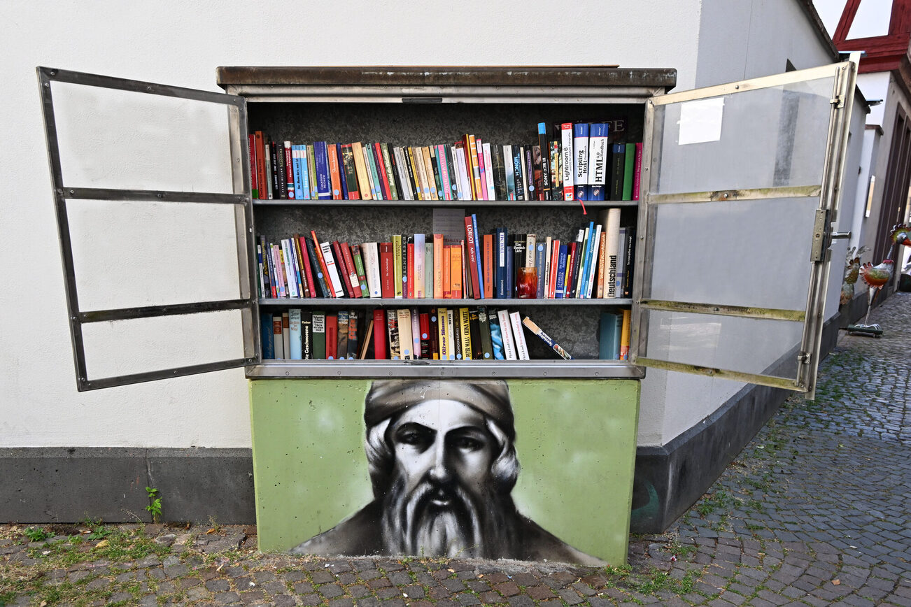 Librería en el huerto de cerezos