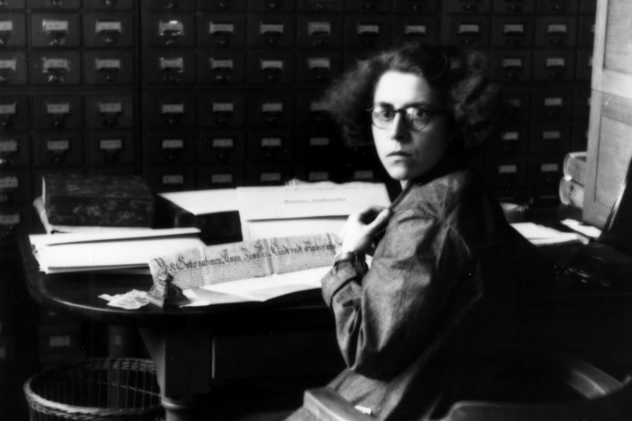 Elisabeth Darapsky bei ihrer Arbeit im Stadtarchiv