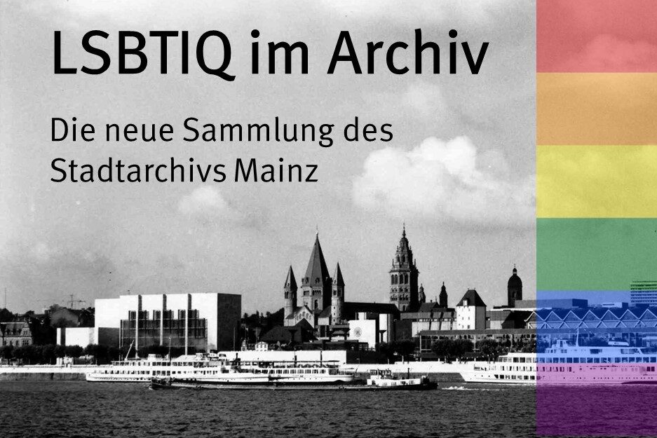 Schwarzweiß-Foto von Mainz mit Blick über den Rhein von Kastel aus rechts tranparente Regenbogenfahne und links Schrift
