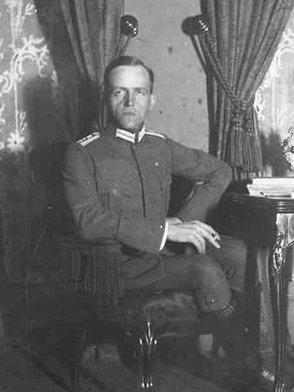 Soldat posiert vor Kamera