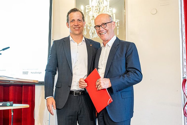 Oberbürgermeister Nino Haase und der Typograf Prof. Dr.h.c. Erik Spiekermann nebeneinander, lachend, bei der Verleihung des Gutenberg-Preis