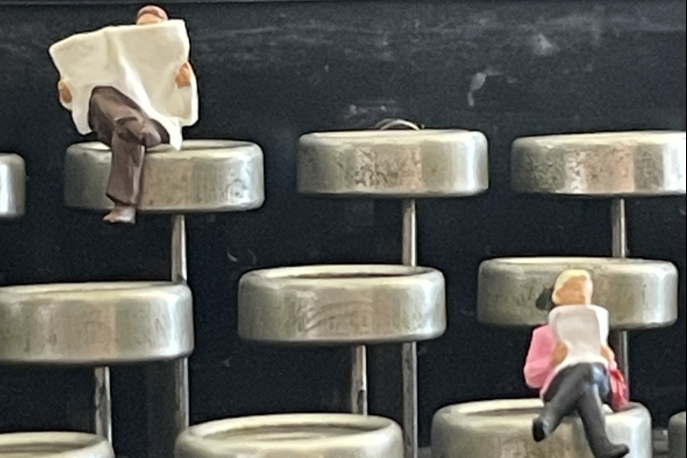 Figuren sitzen auf Schreibmaschinentasten