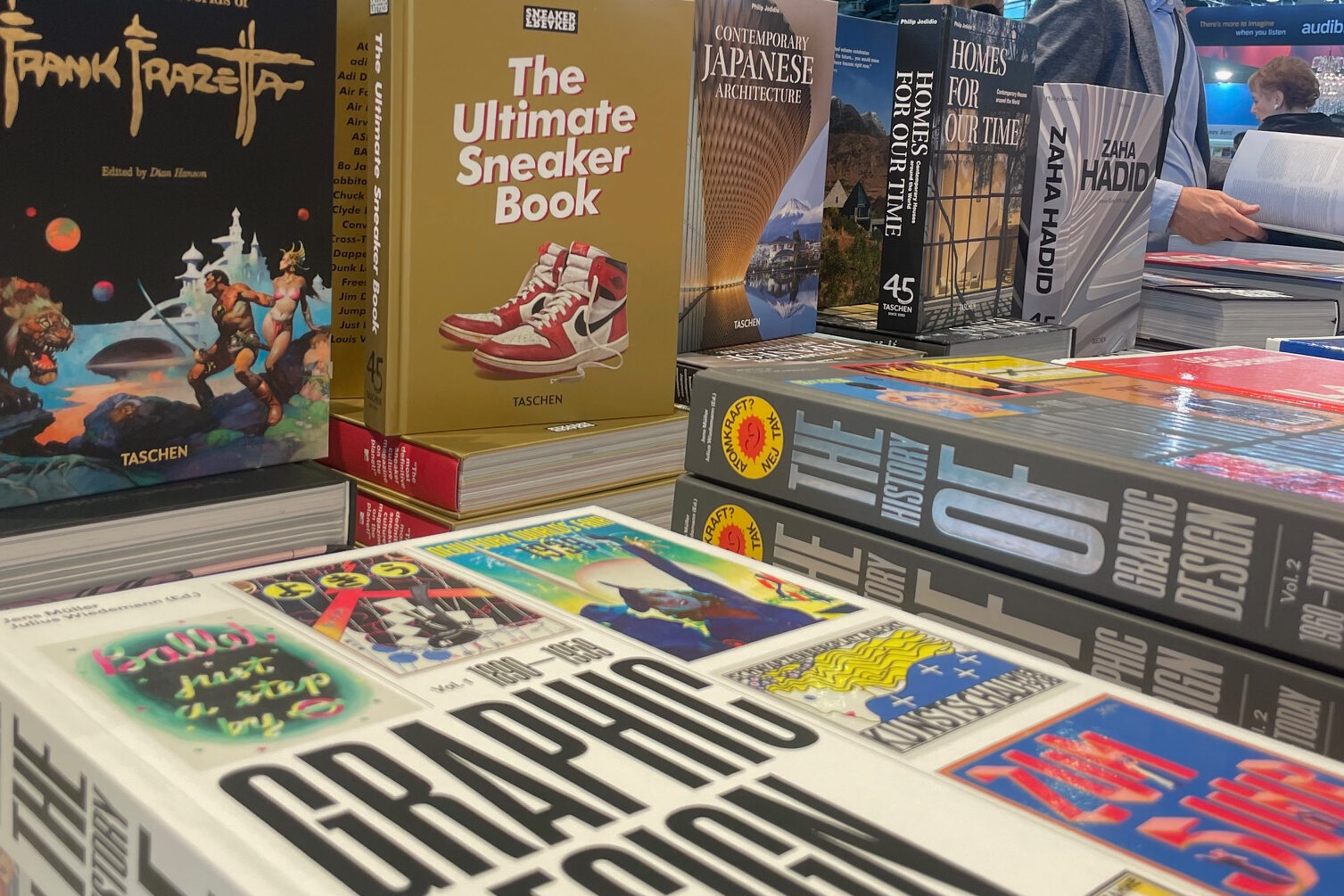 Aufgestellte Bücher auf der Buchmesse