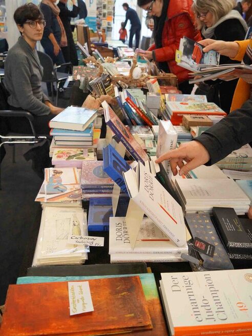 Bücher, Postkarten und viele weitere Druckprodukte an einem Stand.