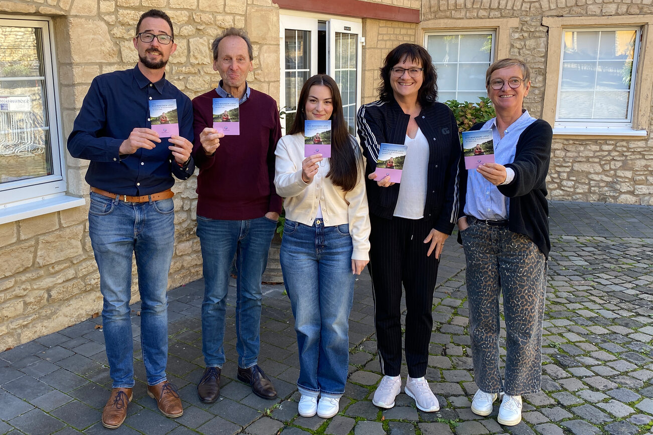 Zwei Männer und drei Frauen mit dem Programmheft in der Hand
