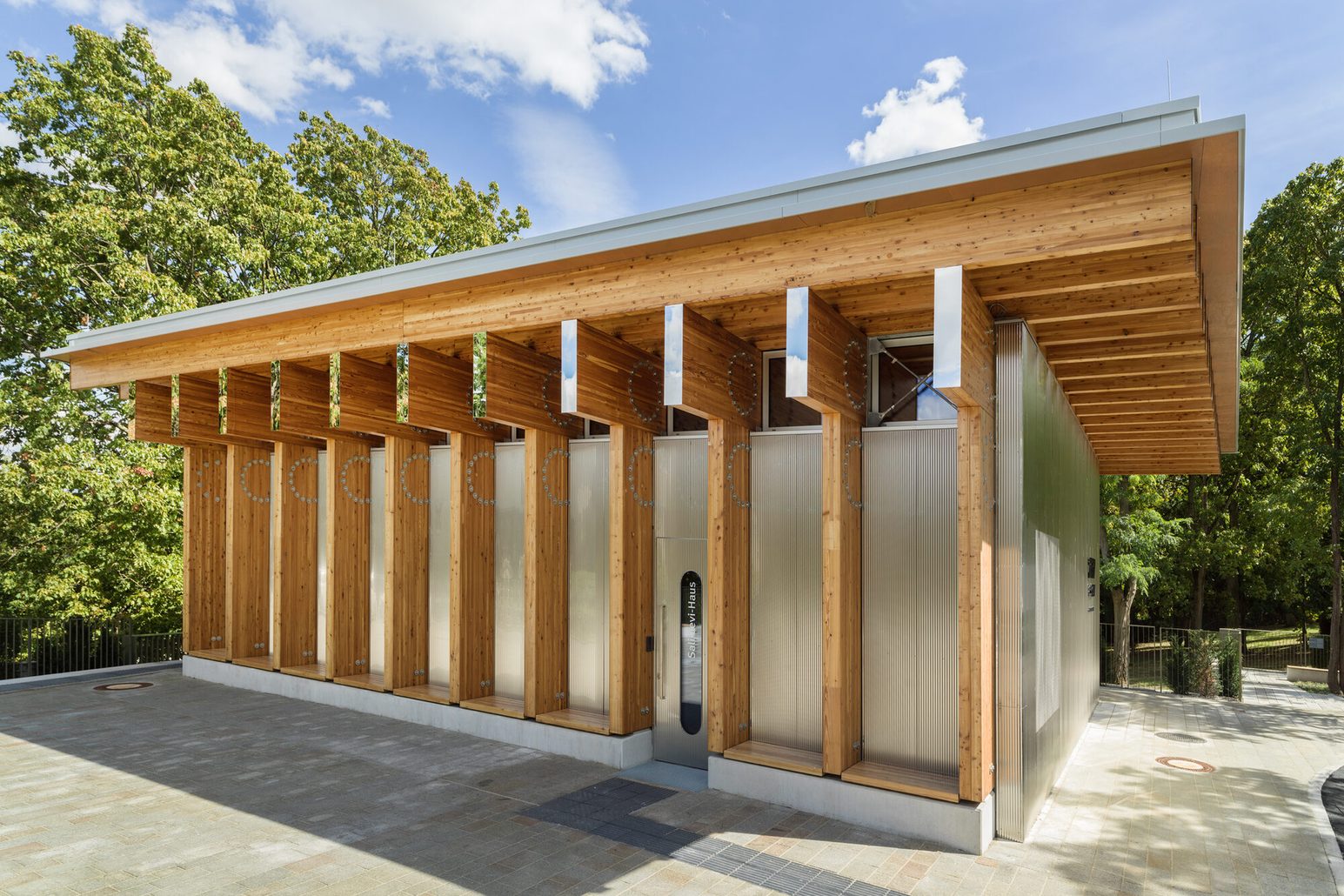 Moderne Fassade aus einem Mix aus Holz und Metall des SchUM-Besuchszentrums Sali-Levi-Haus am Alten Jüdischen Friedhof