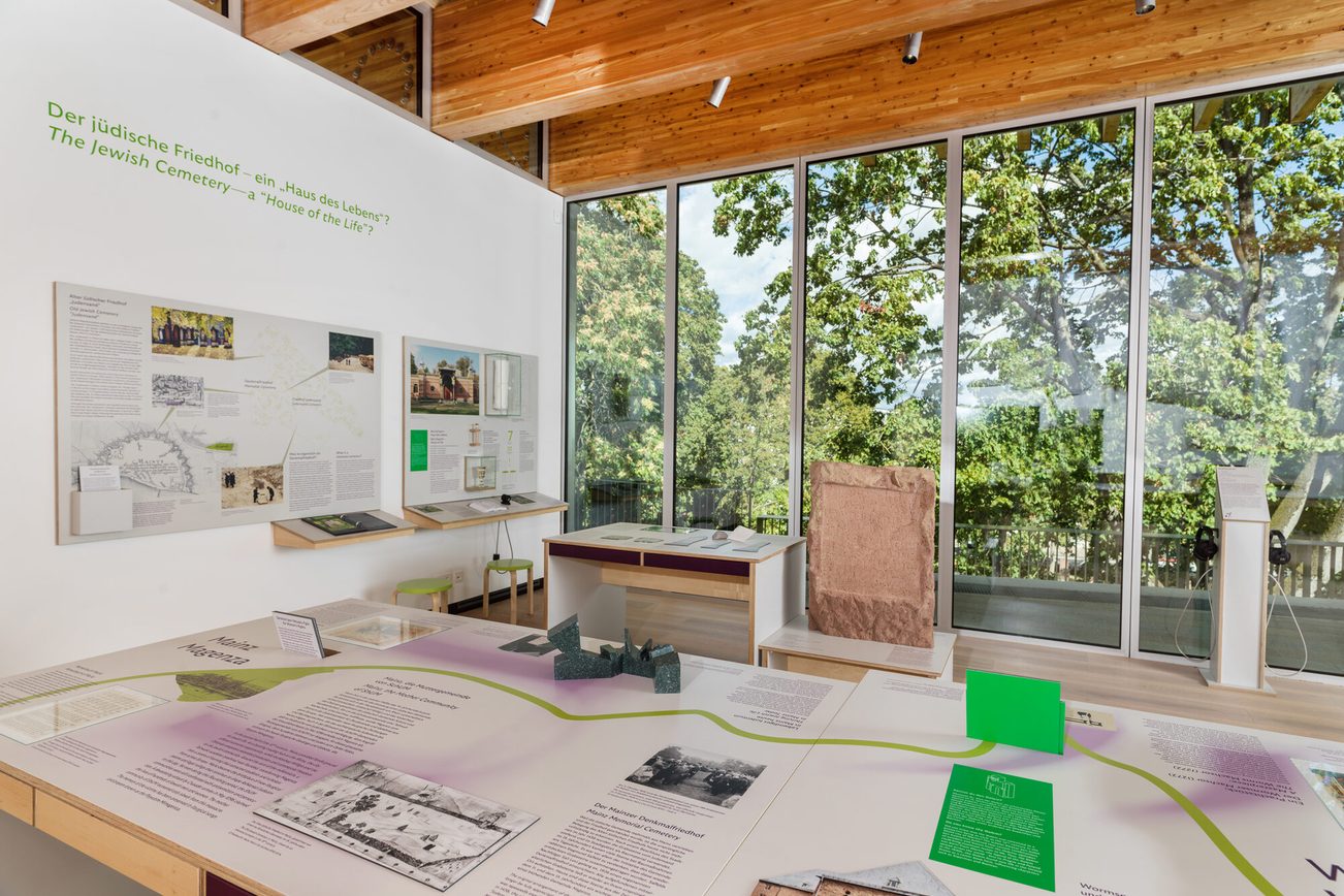 Blick auf Infotafeln und Exponate der Ausstellung im Besucherpavillon