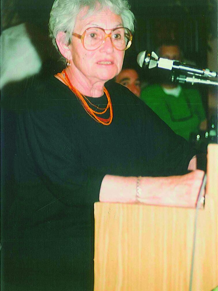 Ruth Eis, de soltera Levi, habla en la Semana del Encuentro de 1991