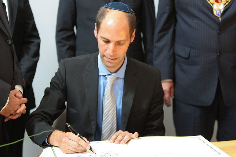 Архітектор Мануель Герц під час внесення до Золотої книги міста Майнц 2010